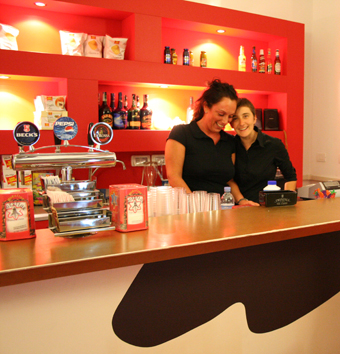 Interno del bar: due ragazze al lavoro