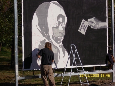 Foto dell'artista Gnob mentre dipinge la tela.