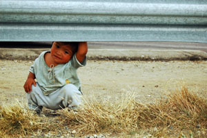 Foto esposta: bambino che si affaccia