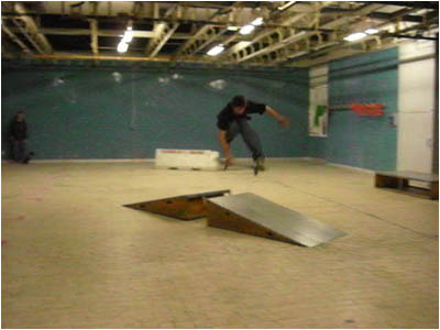 Skater che salta sulle rampe 