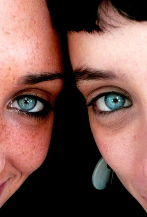 Foto di fotografia esposta: due visi di donne