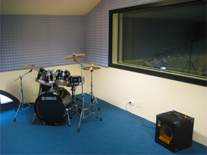Foto di strumenti musicali all'interno delle sale prova