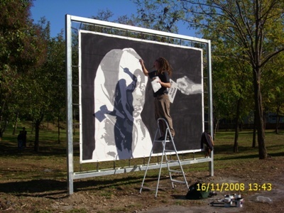 Foto dell'artista Gnob mentre dipinge la tela.