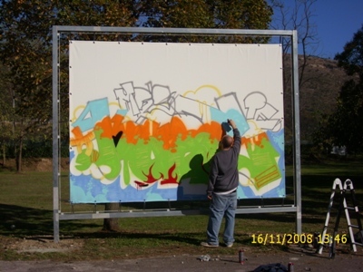 Foto dell'artista Gabba mentre lavora alla sua tela.