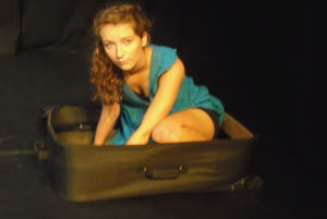 Foto di fotografia esposta: donna ripresa durante spettacolo
