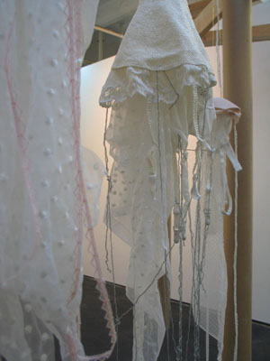dettaglio delle meduse di stoffa esposte