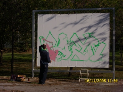 L'artista Pyer all'inizio del lavoro.