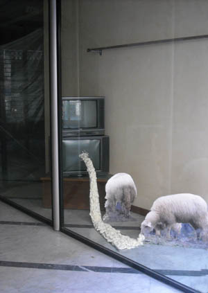 Foto di installazione: pecore e tv