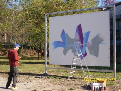 Foto dell'artista Jean e della sua opera.