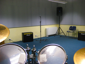 Foto di strumenti musicali all'interno delle sale prova