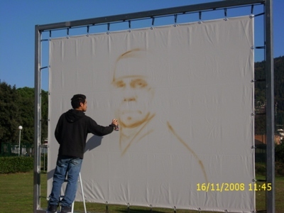 L'artista Jpeg all'inizio del lavoro.