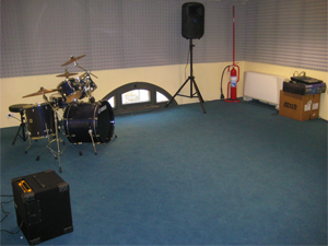 Foto di strumenti musicali all'interno delle sale prova