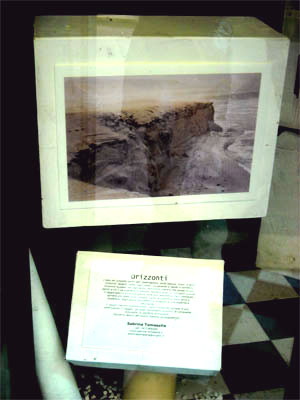 Foto dettaglio di una foto esposta: scogliera sul mare