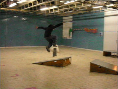 Skater che salta sulle rampe 