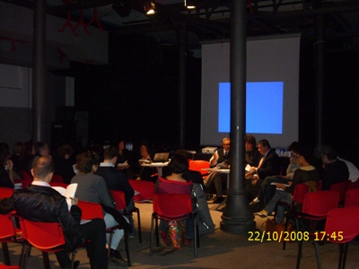 Presentazione della ricerca nella sala eventi di Officina Giovani.