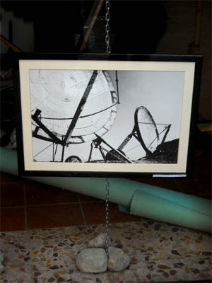 Dettaglio di una fotografia in esposizione: antenne satellitari