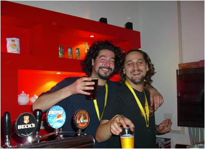 Lo staff della festa dietro il bancone del bar 