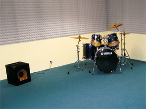 Foto di strumenti musicali all'interno delle sale prova