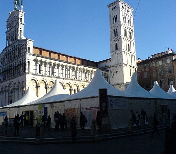 Piazza principale di Lucca con stand delle mostre del fumetto