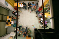 Foto dall'alto di un gruppo di persone disposte in cerchio