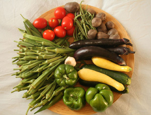 Foto di un piatto con pomodori, peperoni, melanzane e zucchine 