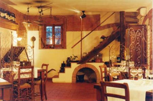 Foto di una sala da pranzo con tavoli apparecchiati