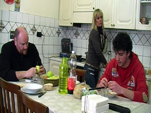 Fotogramma con la famiglia del protagonista del video riunita a tavola