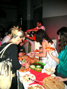 Foto di persone al buffet durante il momento dell'aperitivo