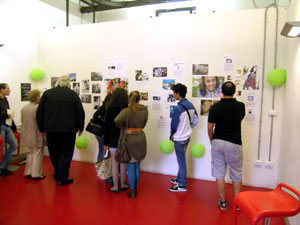 Foto con l'esposizione degli articoli e degli elaborati grafici dei ragazzi che hanno partecipato ai laboratori