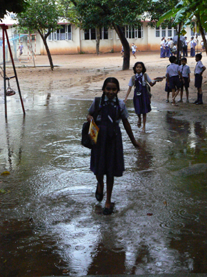 bambine con la divisa scolastica