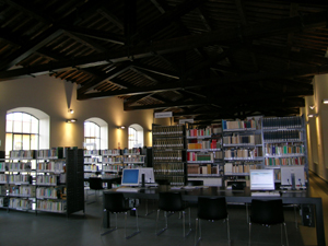 La sala consultazione della biblioteca Lazzerini