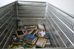 Foto di cassa metallica con vecchi libri sparsi all'interno