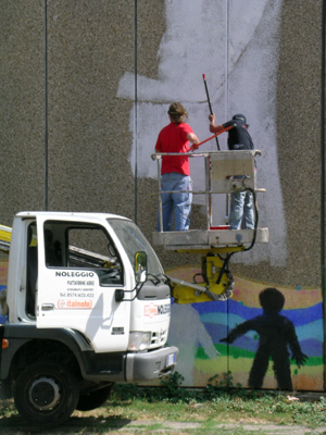 due writer sull'elevatore mentre dipingono il muro