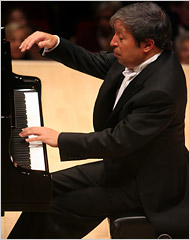 Murray Perahia durante un'eecuzione al pianoforte