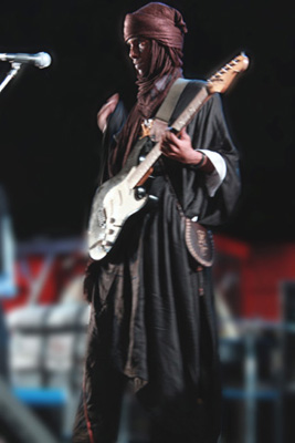 Foto di chitarrista africano sul palco