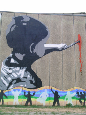 murales di un bambino che dipinge con un pennello