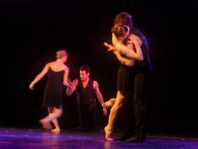 Ballerini della compagnia Dance Art Company sul palcoscenico di danza in fiera   