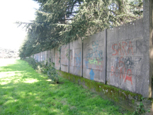 Foto di uno dei due lati del muro di recinzione di una struttura interni ai giardini