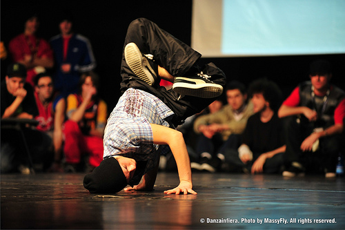 ragazzo che fa break dance