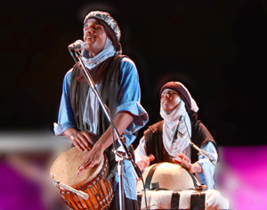 Foto di due musicisti africani che suonano le percussioni