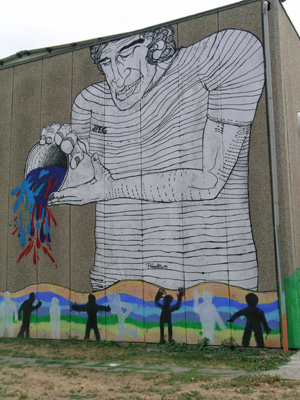 murales di un uomo che versa un barattolo di vernice colorata