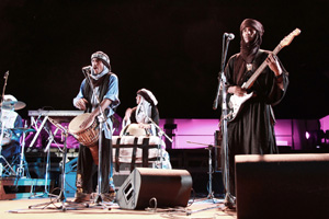 Foto di gruppo di musicisti africani che suona sul palco