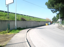 Foto del muro della declassata Prato-Pistoia che costeggia via Chiesa di Capezzana