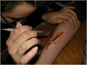 Calco di ferita sul braccio che viene dipinta