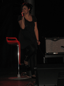 Foto di ragazza vicino a uno sgabello con microfono sul palco per un'esibizione