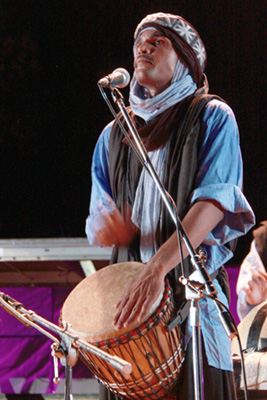  Foto di percussionista africano sul palco