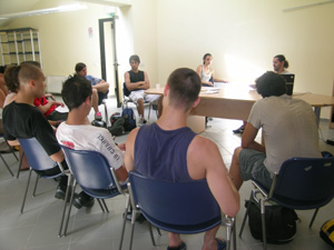 Ragazzi in aula durante il workshop di Etnik