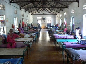 persone dentro un dormitorio