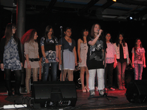 Foto con le ragazze del laboratorio sul palco durante un'esibizione