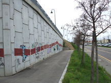 Foto del muro del ponte pedonale adiacente a via Rimini